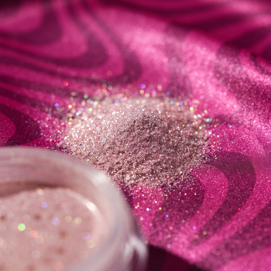 Натисніть на картинку, щоб її збільшити Lovely Rosy Ribbon Highlighter розсипчастий хайлайтер для обличчя та тіла з аплікатором 2 г
