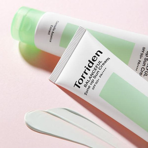 Torriden Balanceful Cica Tone-Up Sun Cream зволожуючий крем для обличчя з сонцезахисним фільтром та зеленим пігментом SPF50+ PA++++ 60 мл