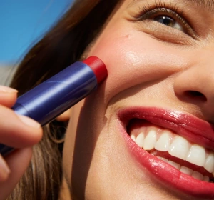 NIVEA CARING BEAUTY ГИГИЕНИЧЕСКАЯ ПОМАДА ДЛЯ ГУБ И ЩЕК 3В1 RED 4,8Г