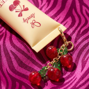 Lovely Pocket Treat бальзам для губ с маслом жожоба и витамином Е брелок 11 г
