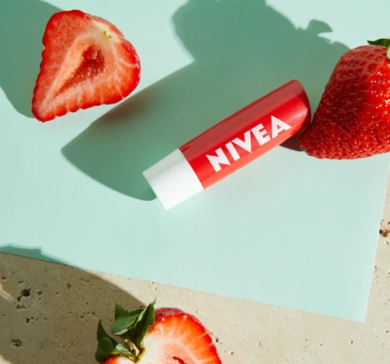 NIVEA LIMITED EDITION ГИГИЕНИЧЕСКАЯ ПОМАДА ДЛЯ ГУБ STRAWBERRY SHINE 5,5МЛ