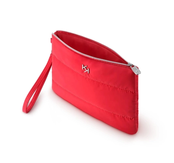 Натисніть на картинку, щоб її збільшити KIKO Milano Snow-Kissed Holiday My Perfect Combo подарунковий набір для макіяжу губ 03 помада для губ Unlimited Double Touch 107 6 мл + контурний олівець для губ Creamy Colour 13 1,2 г + косметичка