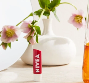 NIVEA LIMITED EDITION ГІГІЄНІЧНА ПОМАДА ДЛЯ ГУБ STRAWBERRY SHINE 5,5МЛ