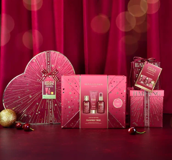 Baylis & Harding Midnight Cherry подарунковий набір косметики: піна для ванни 100 мл + спрей для тіла 95 мл + бальзам для тіла 50 мл