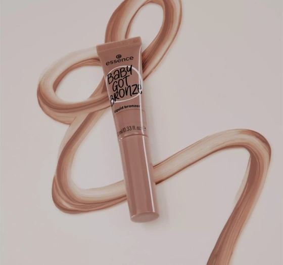Натисніть на картинку, щоб її збільшити Essence Baby Got Bronze рідкий бронзер для обличчя 20 Sunkissed Sweety 10 мл