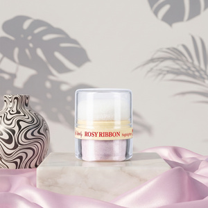 Lovely Rosy Ribbon Highlighter розсипчастий хайлайтер для обличчя та тіла з аплікатором 2 г