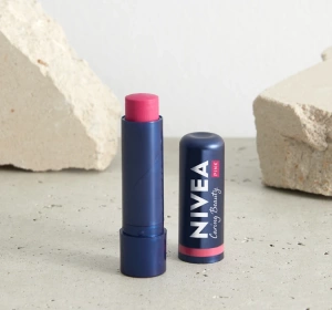 NIVEA CARING BEAUTY ГІГІЄНІЧНА ПОМАДА ДЛЯ ГУБ І ЩІК 3В1 PINK 4,8Г
