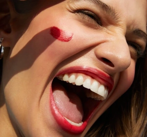 NIVEA CARING BEAUTY ГИГИЕНИЧЕСКАЯ ПОМАДА ДЛЯ ГУБ И ЩЕК 3В1 RED 4,8Г