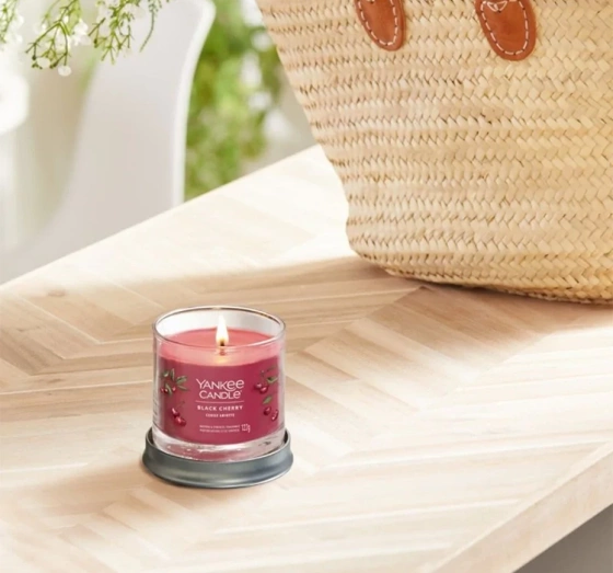 Yankee Candle Signature ароматична свічка Black Cherry 122г