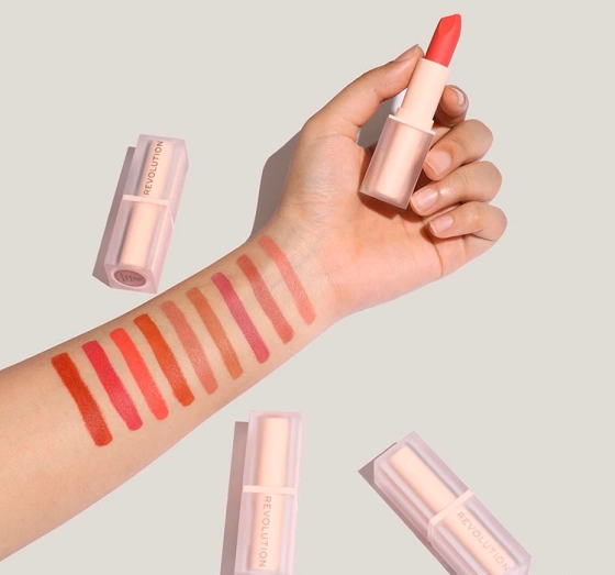 MAKEUP REVOLUTION LIP ALLURE SOFT SATIN ПОМАДА ДЛЯ ГУБ BERRY BOSS 3,2Г