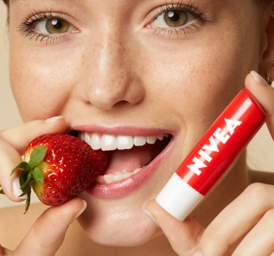 NIVEA LIMITED EDITION ГІГІЄНІЧНА ПОМАДА ДЛЯ ГУБ STRAWBERRY SHINE 5,5МЛ