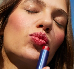 NIVEA CARING BEAUTY ГИГИЕНИЧЕСКАЯ ПОМАДА ДЛЯ ГУБ И ЩЕК 3В1 RED 4,8Г