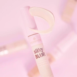 Essence Silky Blur увлажняющий жидкий корректор 20 10 мл