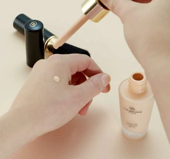 ORIFLAME GIORDANI GOLD LIQUID SILK FOUNDATION SPF12 ТОНАЛЬНОЕ СРЕДСТВО ДЛЯ ЛИЦА NATURAL BEIGE 30МЛ