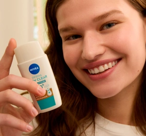 NIVEA Derma Skin Clear легкий сонцезахисний флюїд SPF 50+ 40 мл