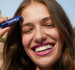 NIVEA CARING BEAUTY ГІГІЄНІЧНА ПОМАДА ДЛЯ ГУБ І ЩІК 3В1 PINK 4,8Г