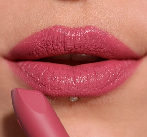 MAKEUP REVOLUTION LIP ALLURE SOFT SATIN ПОМАДА ДЛЯ ГУБ BERRY BOSS 3,2Г