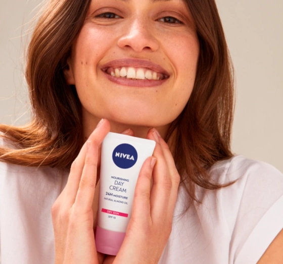 NIVEA 24H MOISTURIZING ЖИВИЛЬНИЙ КРЕМ ДЛЯ ОБЛИЧЧЯ НА ДЕНЬ 50МЛ