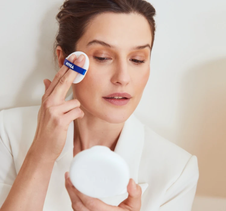 NIVEA HYALURON CELLULAR FILLER КОМПАКТНОЕ ТОНАЛЬНОЕ СРЕДСТВО SPF15 02 MITTEL 15Г