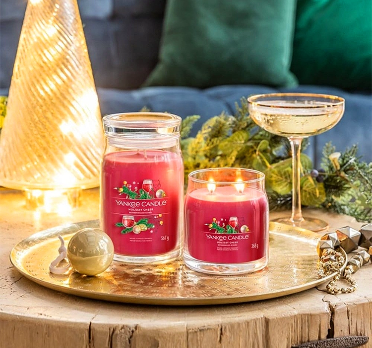 Yankee Candle Signature ароматическая свеча Sparkling Winterberry 567г