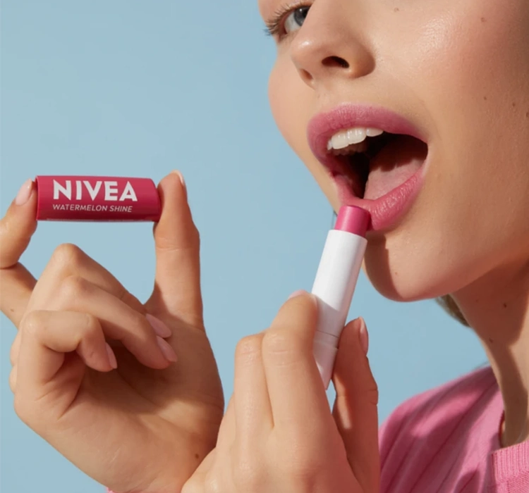 NIVEA ПОЖИВНА ПОМАДА ДЛЯ ГУБ WATERMELON SHINE 5,5МЛ