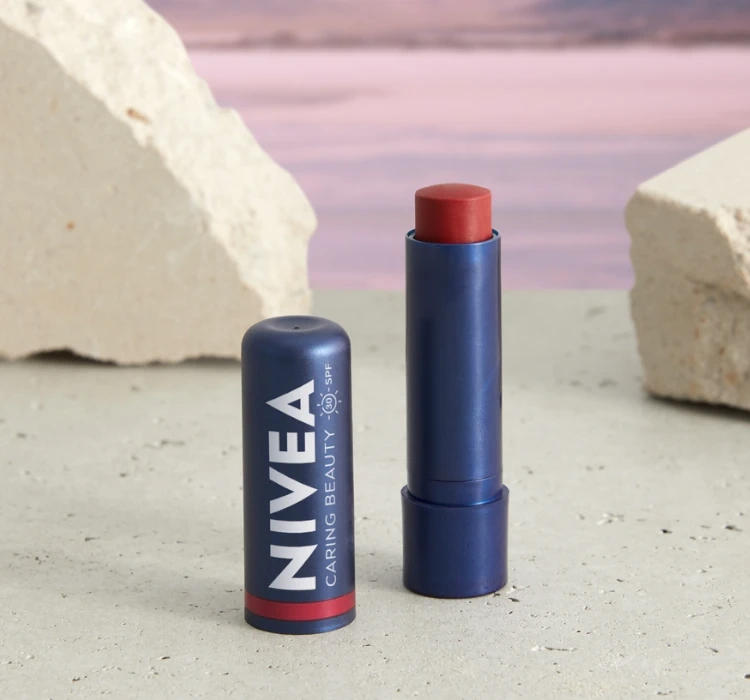 NIVEA CARING BEAUTY ГІГІЄНІЧНА ПОМАДА ДЛЯ ГУБ І ЩІК 3В1 RED 4,8Г